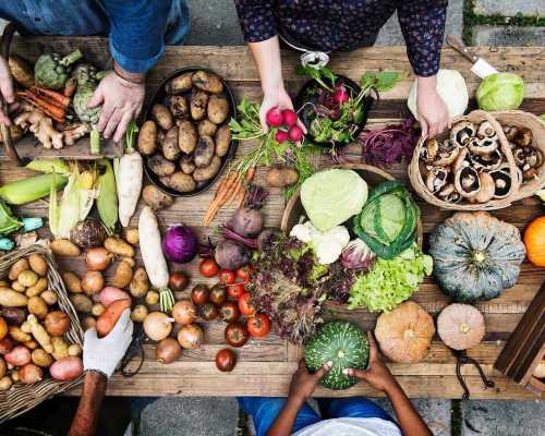 Fruits et légumes sur une table