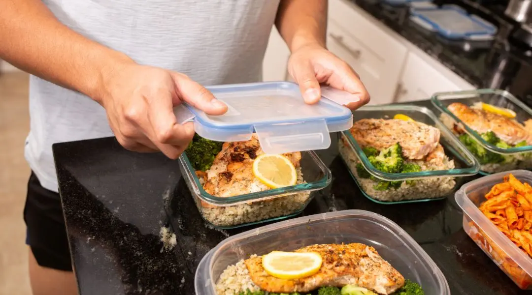 Préparation de repas santé avec poulet, brocoli et riz en contenants