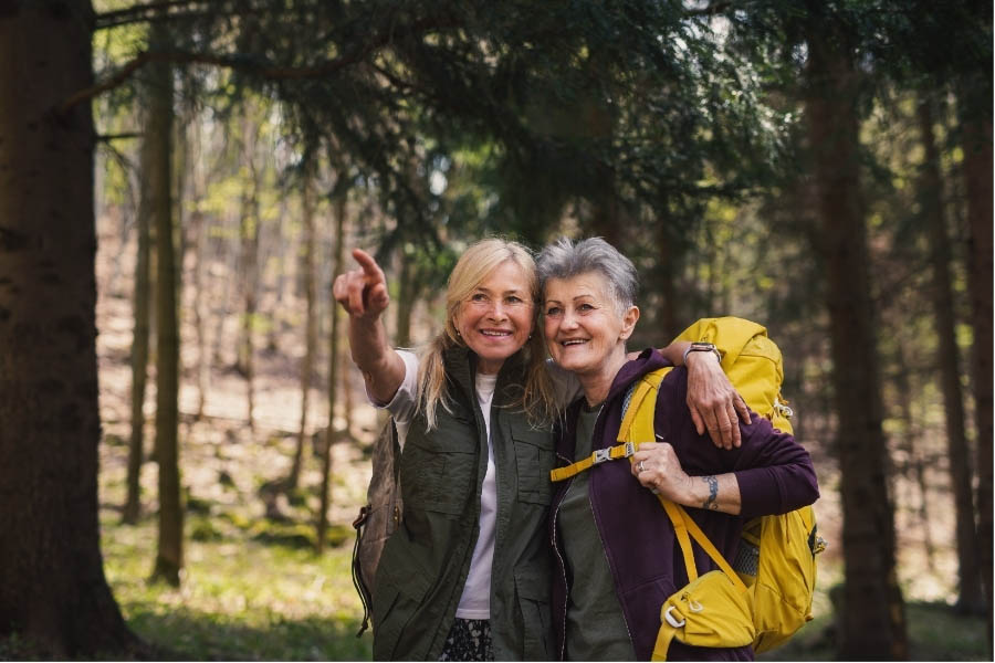 Deux femmes âgées profitant d'une randonnée en forêt