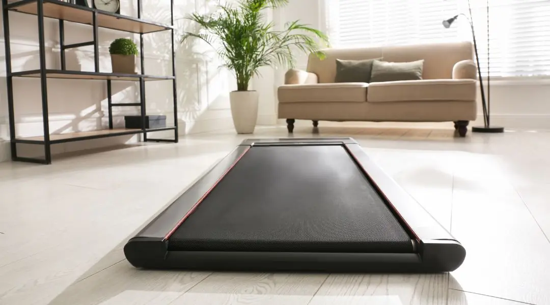 Tapis roulant compact dans un salon moderne et lumineux