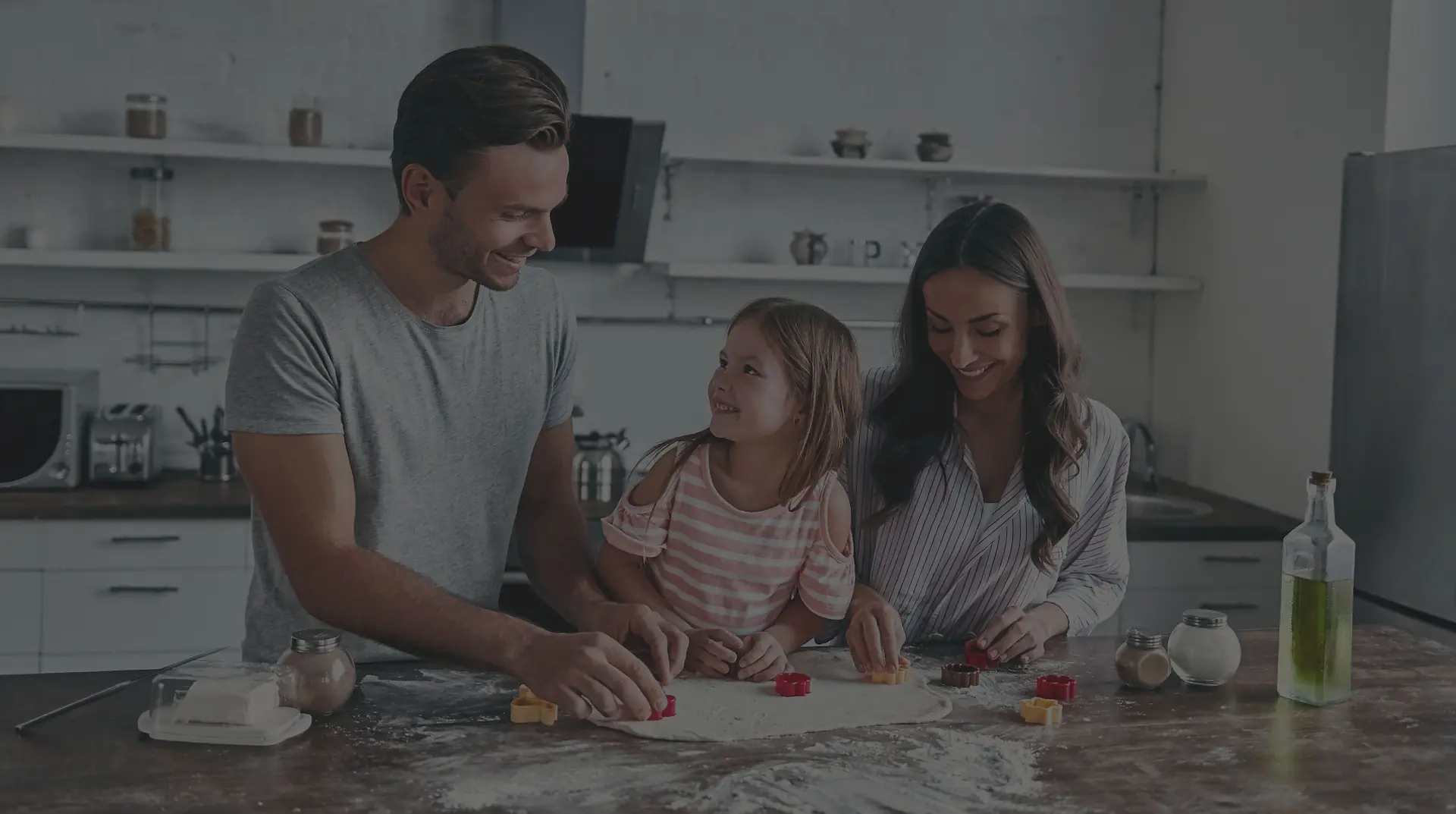 Famille préparant des biscuits ensemble dans la cuisine | Family making cookies together in the kitchen