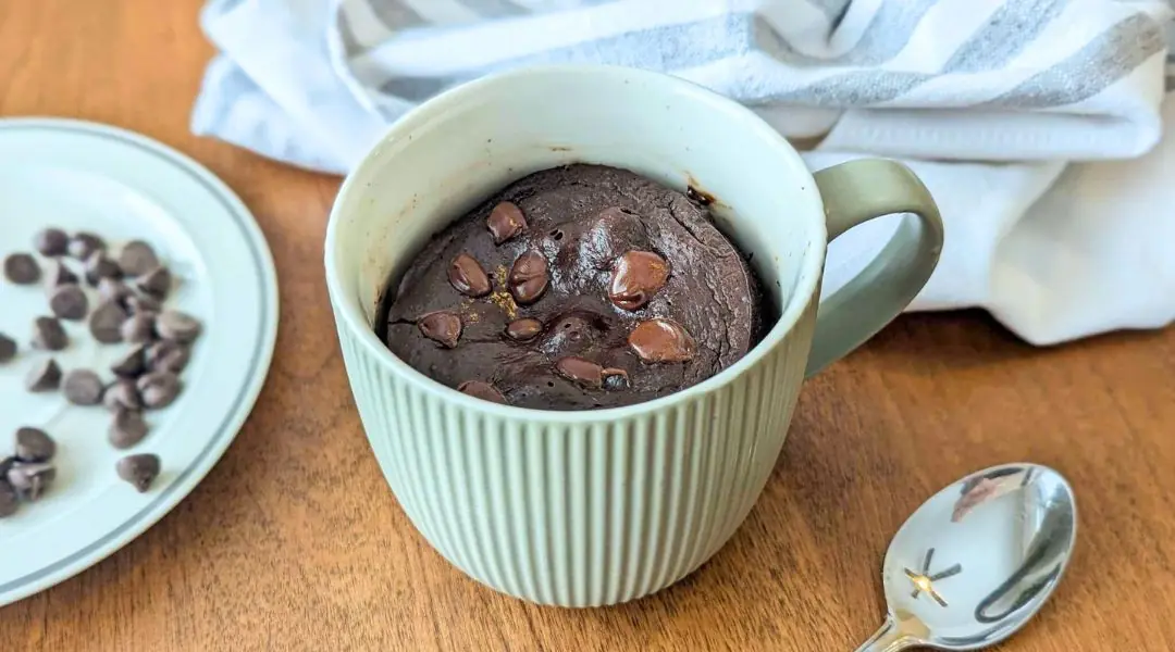 Brownies en portion individuelle dans une tasse verte