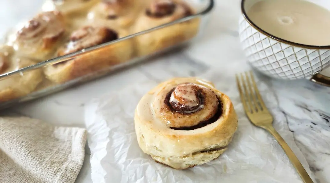Brioches à la cannelle glacées avec tasse de café