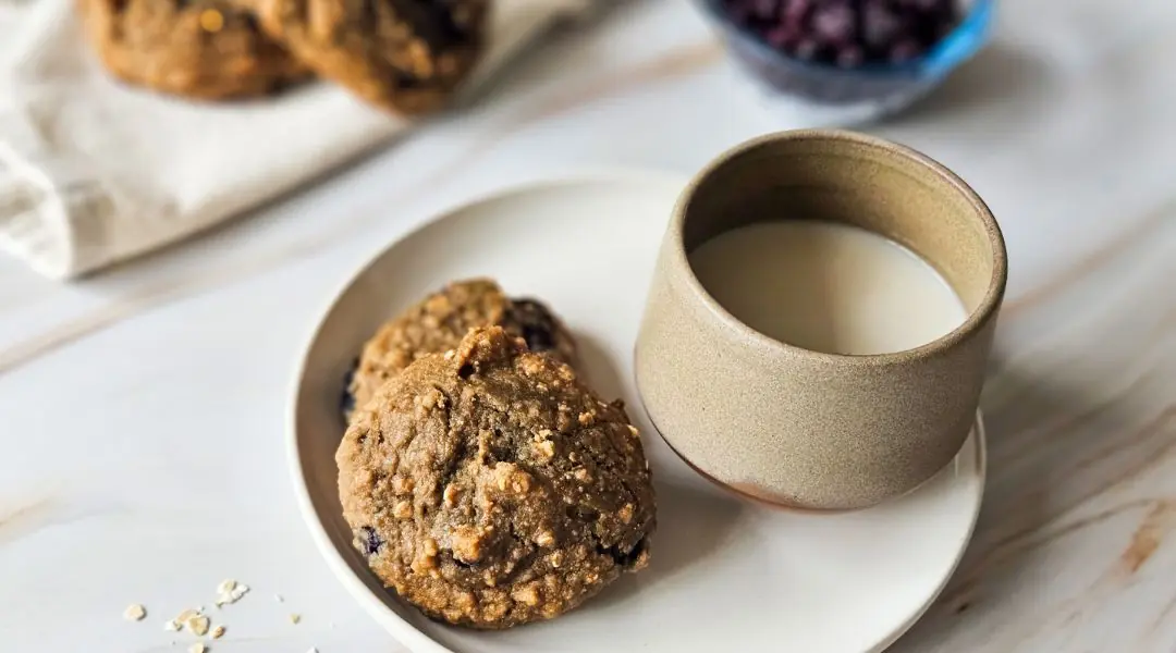 Deux biscuits à l’avoine avec verre de lait