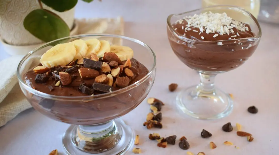 Mousse au chocolat garni de bananes, noix et copeaux de chocolat