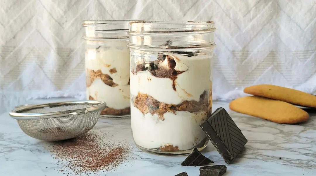 Tiramisu en pot avec couches de crème, biscuits et chocolat