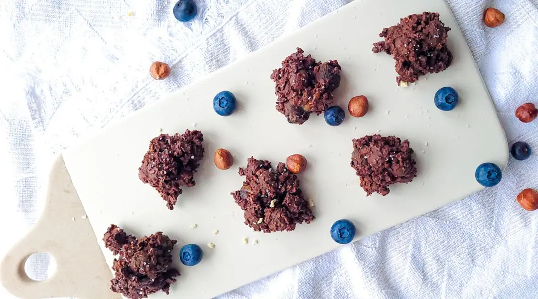 Rochers au chocolat, et bleuets sur une planche blanche