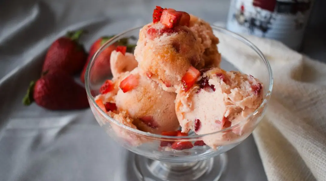 Crème glacée maison aux fraises servie dans une coupe