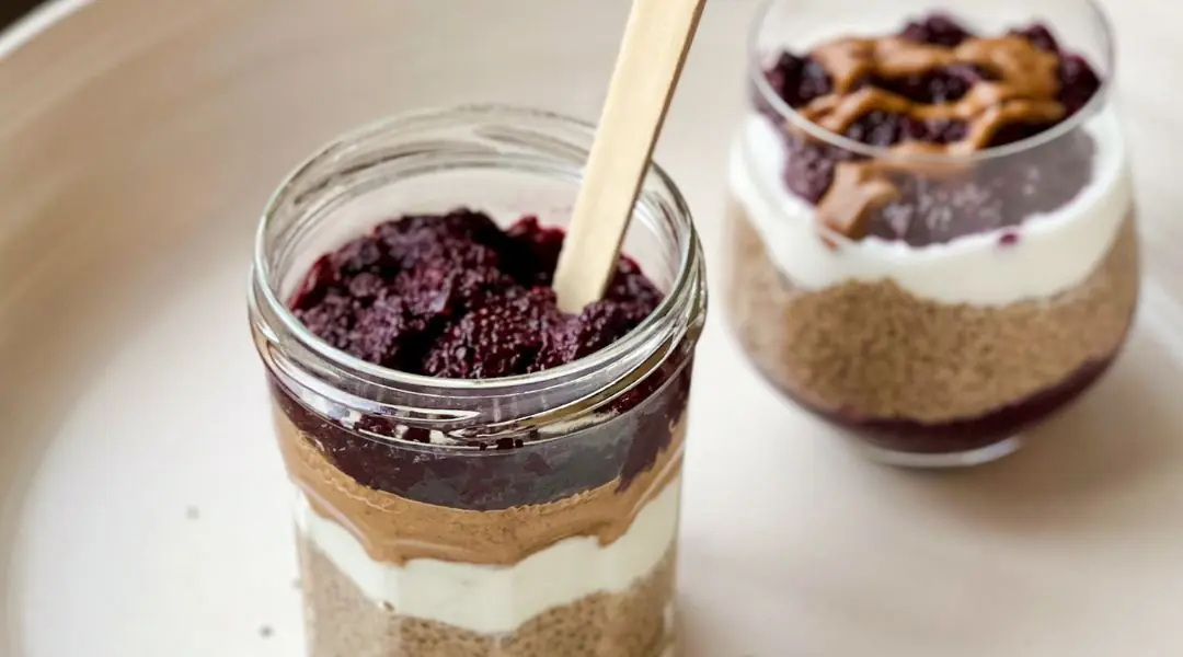 Verrine en étages de graines de chia, yogourt, beurre d’arachide et tartinade de petits fruits rouges