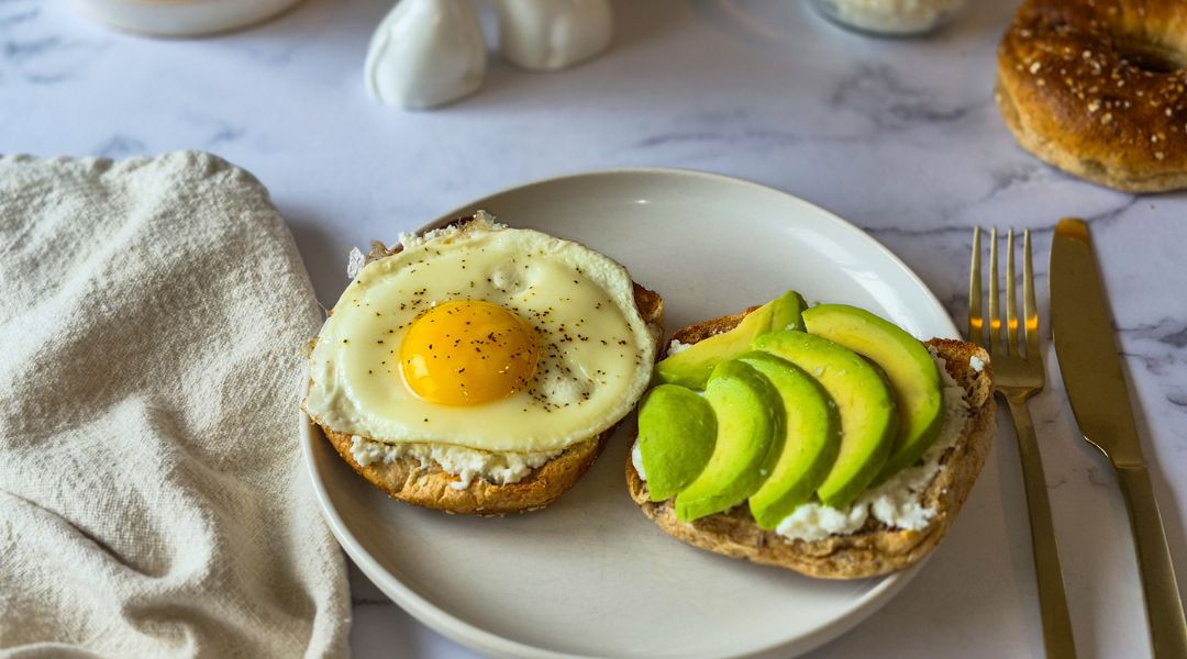 Bagel aux oeufs, ricotta et avocat&nbsp;