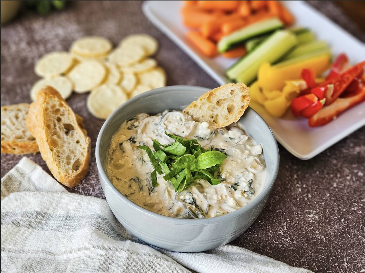 Trempette à l’oignon caramélisé, épinards et feta