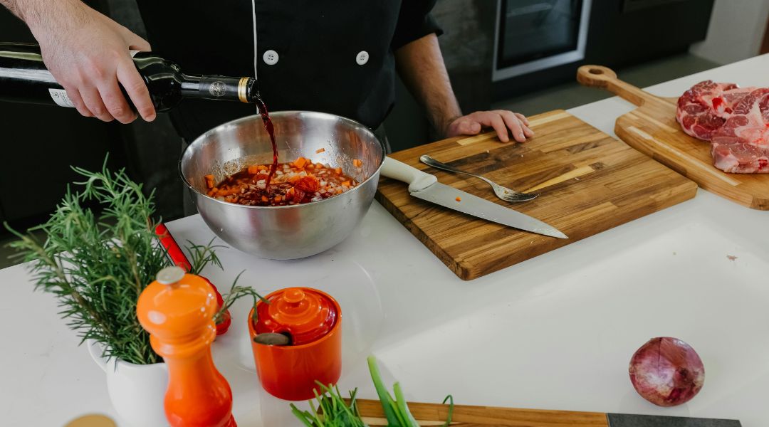 cuisinier avec épices et oignons