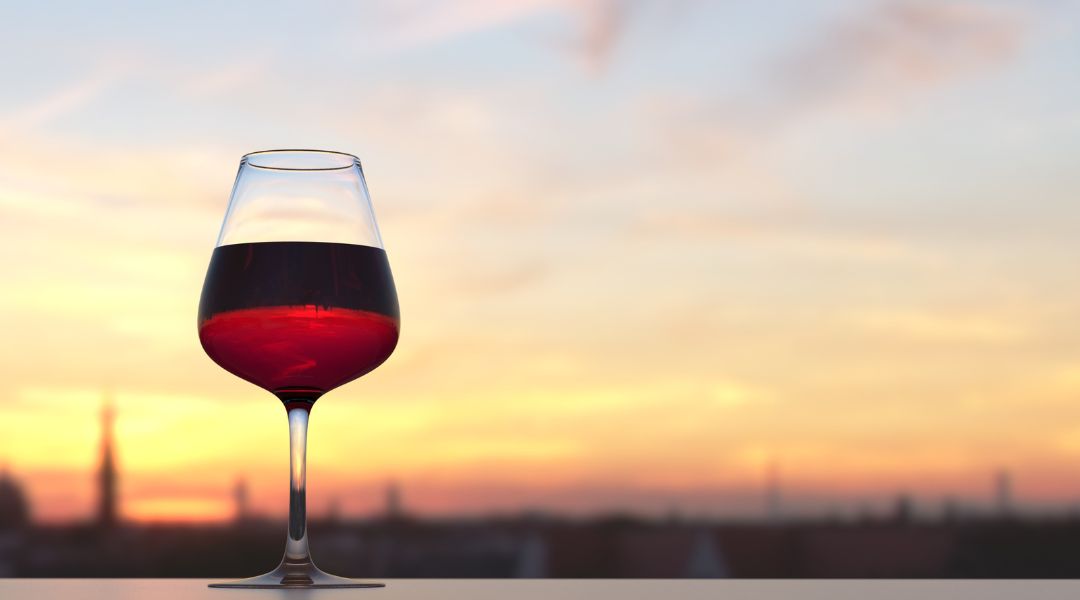 coupe de vin rouge avec paysage