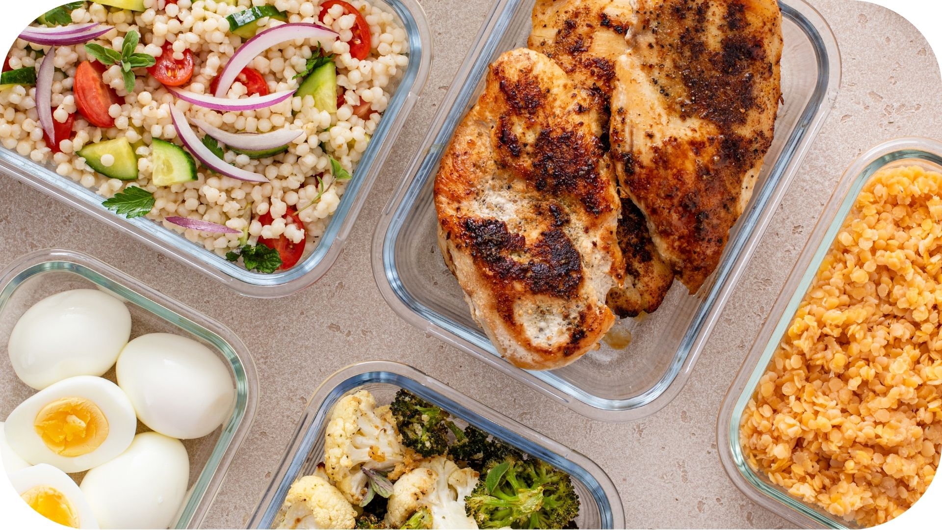 Repas contenant du poulet grillé, une salade de couscous, des œufs durs, des légumes rôtis et des lentilles