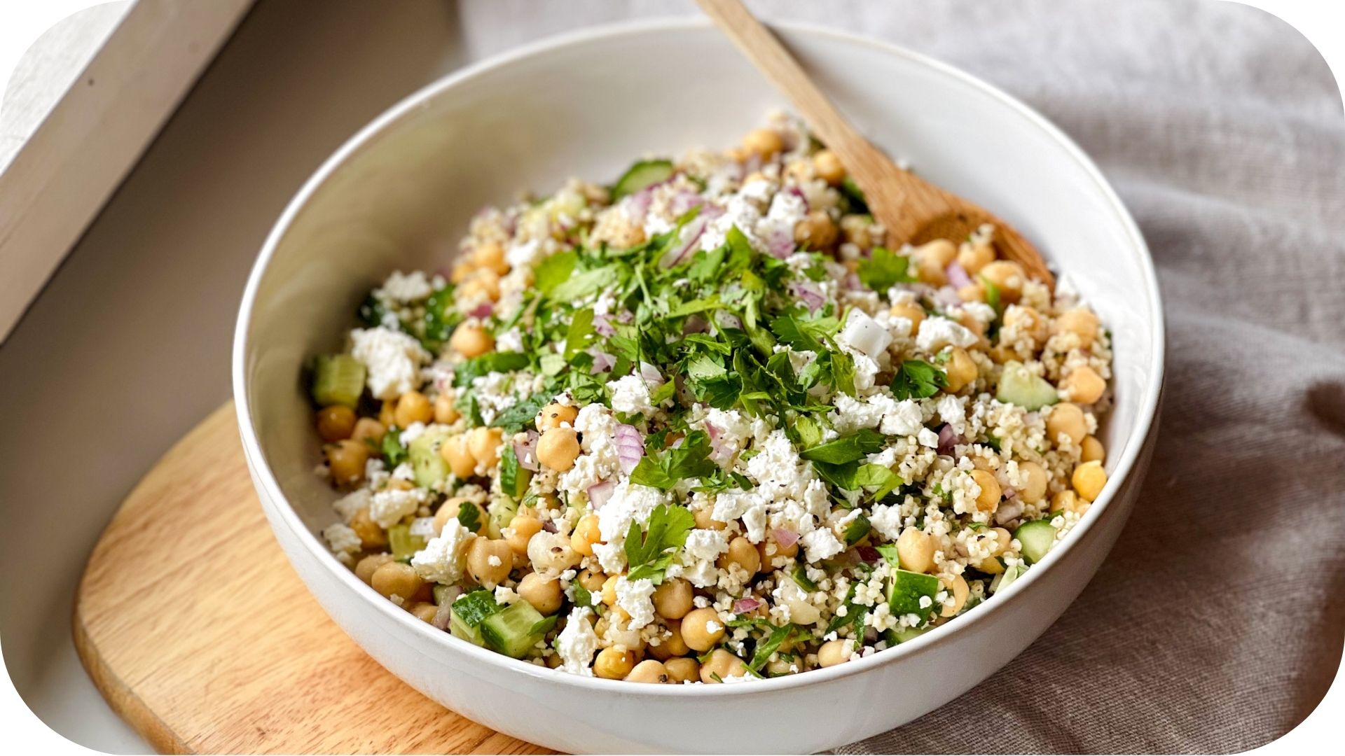  Bol de salade méditerranéenne au quinoa avec pois chiches, concombre, fromage feta, oignon rouge et persil frais