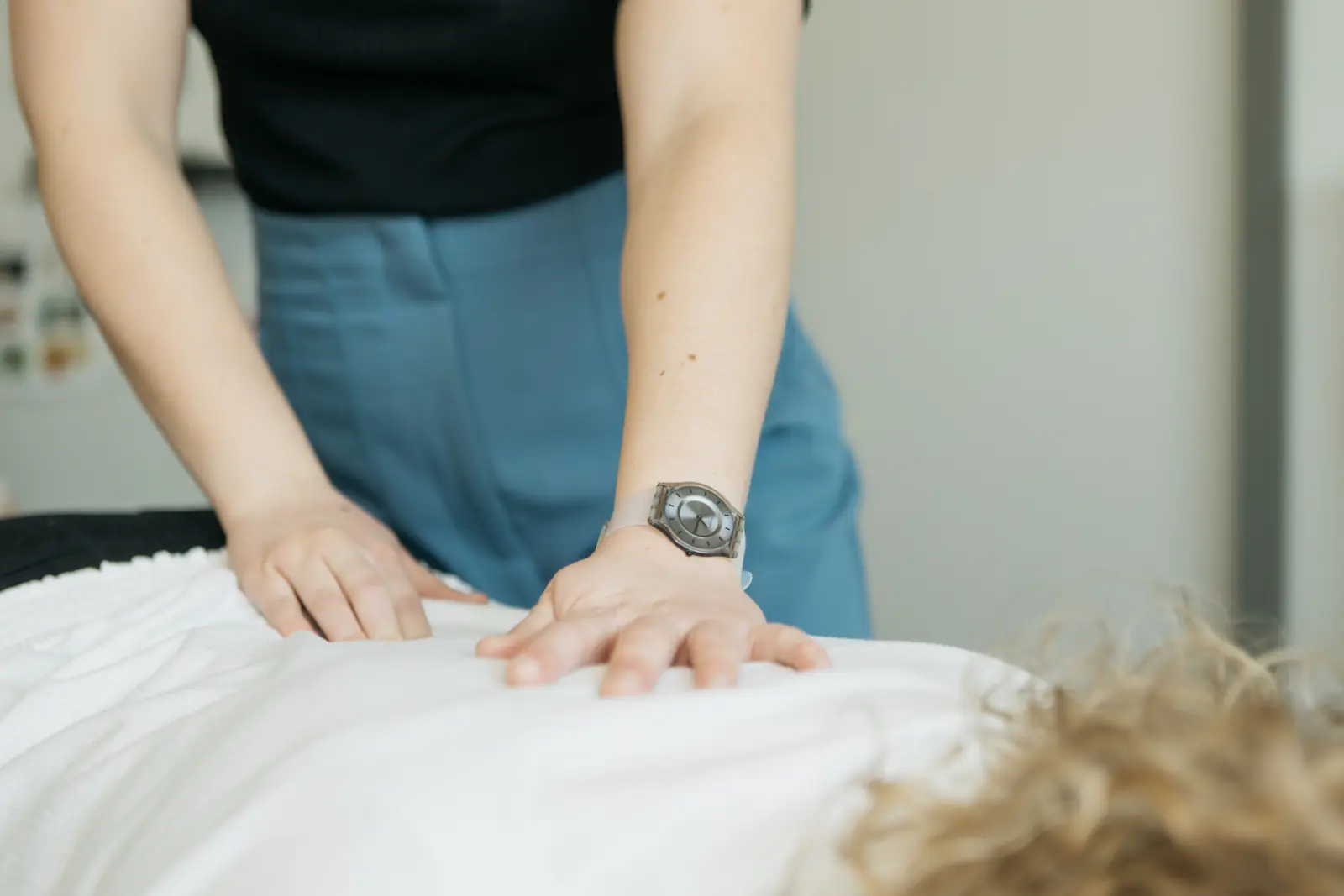 Chiropraticienne faisant un traitement