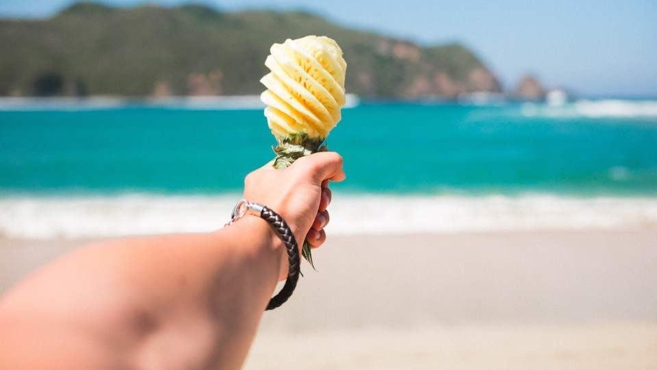 crème glacée sur un cornet à la plage