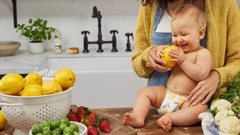 bébé sur le comptoir qui touche à des fruits