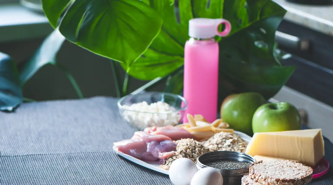 aliments pour sportifs et bouteille d'eau sur un comptoir