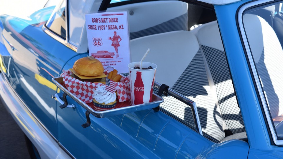 Burger et frites servis dans un service à l'auto