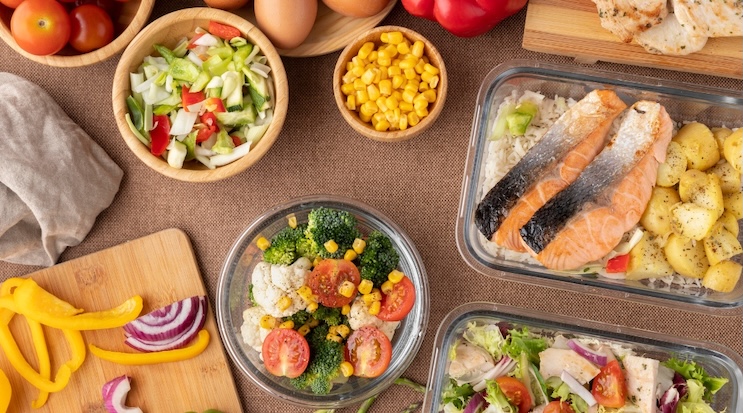 Différents types d'aliments dans des récipients en plastique sur une table various types of food in plastic containers on a table