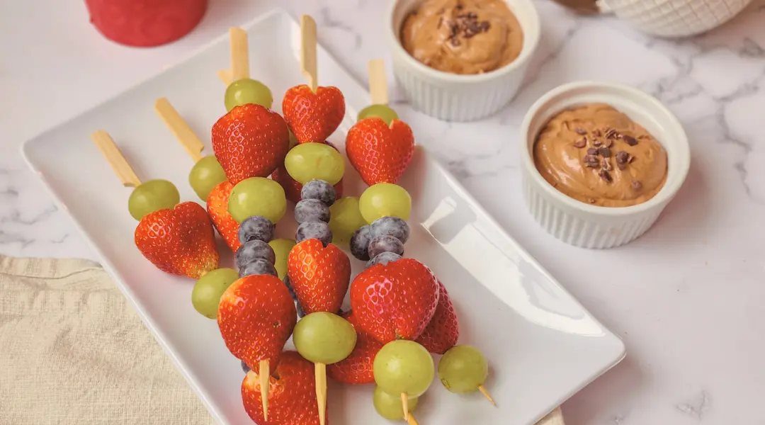 brochettes de fruits et trempette chocolat protéiné