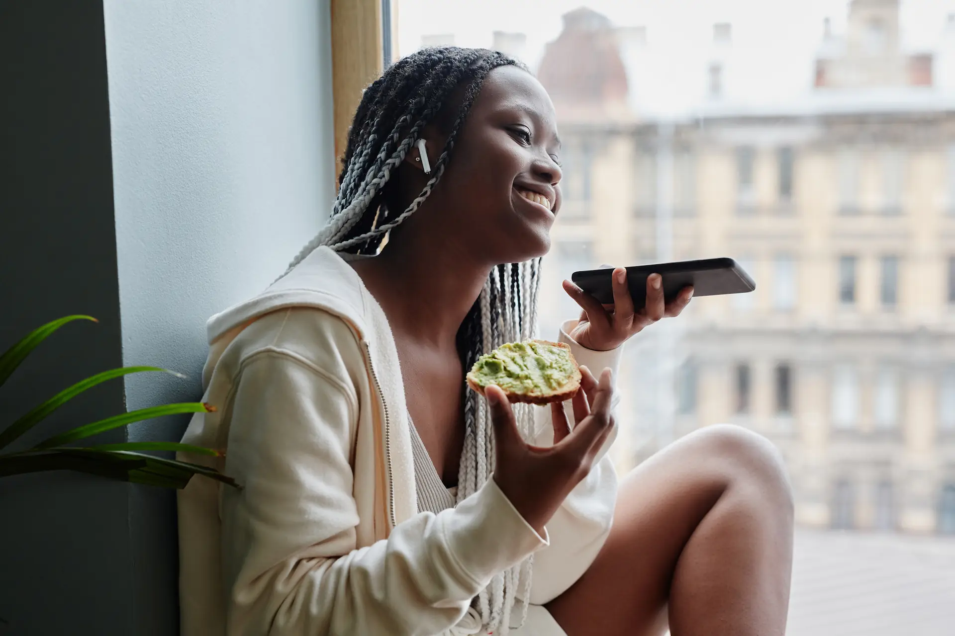 Femme mangeant une toast à l'avocat - Woman eating avocado toast