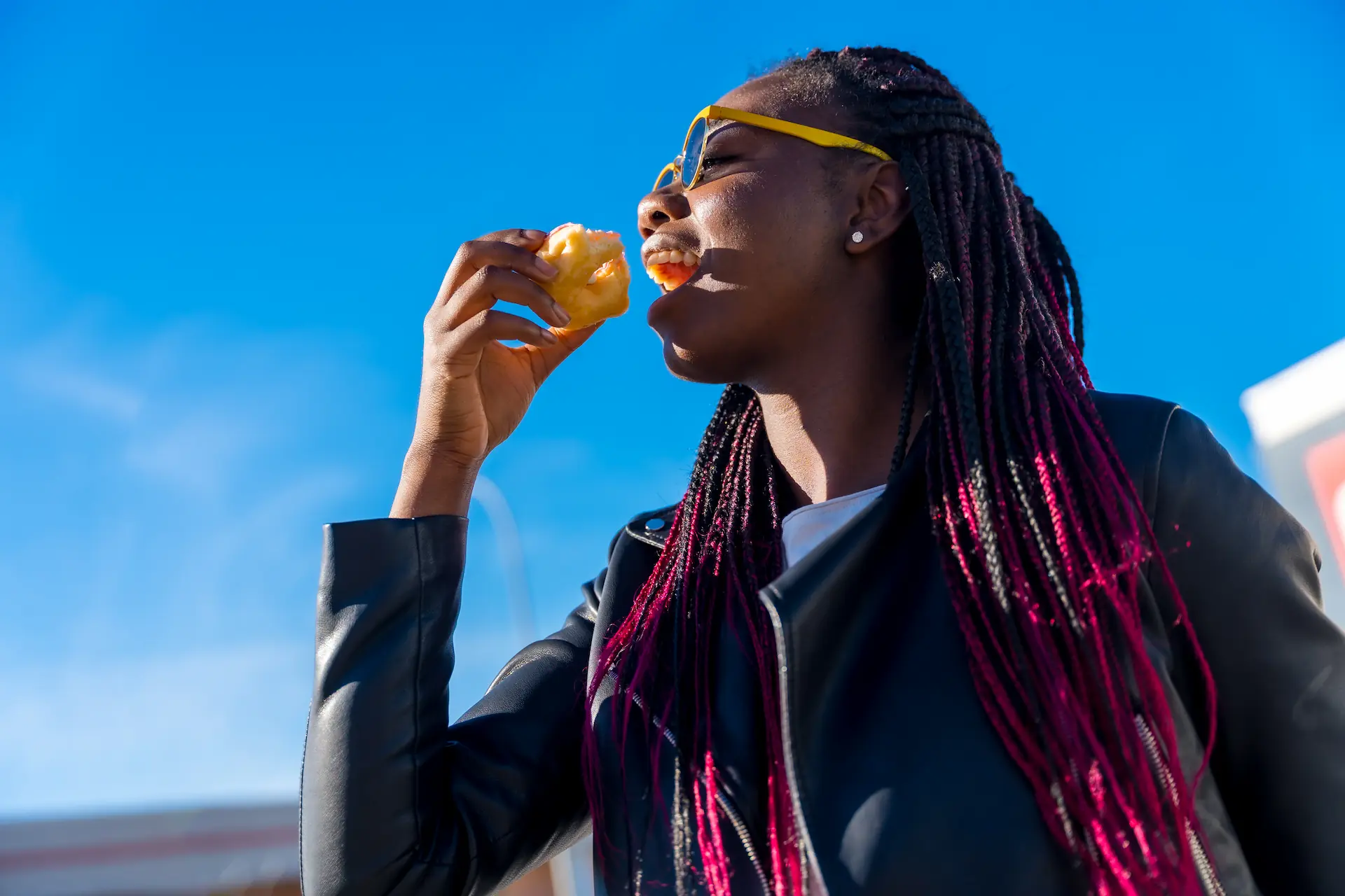 Woman eating a snack - Femme mangeant une collation