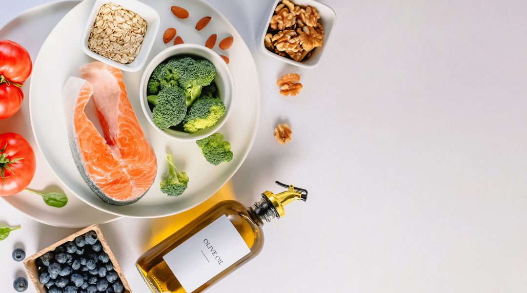 un assortiment d'aliments comprenant du saumon, du brocoli, des noix, des myrtilles, des noix et de l'huile d'olive