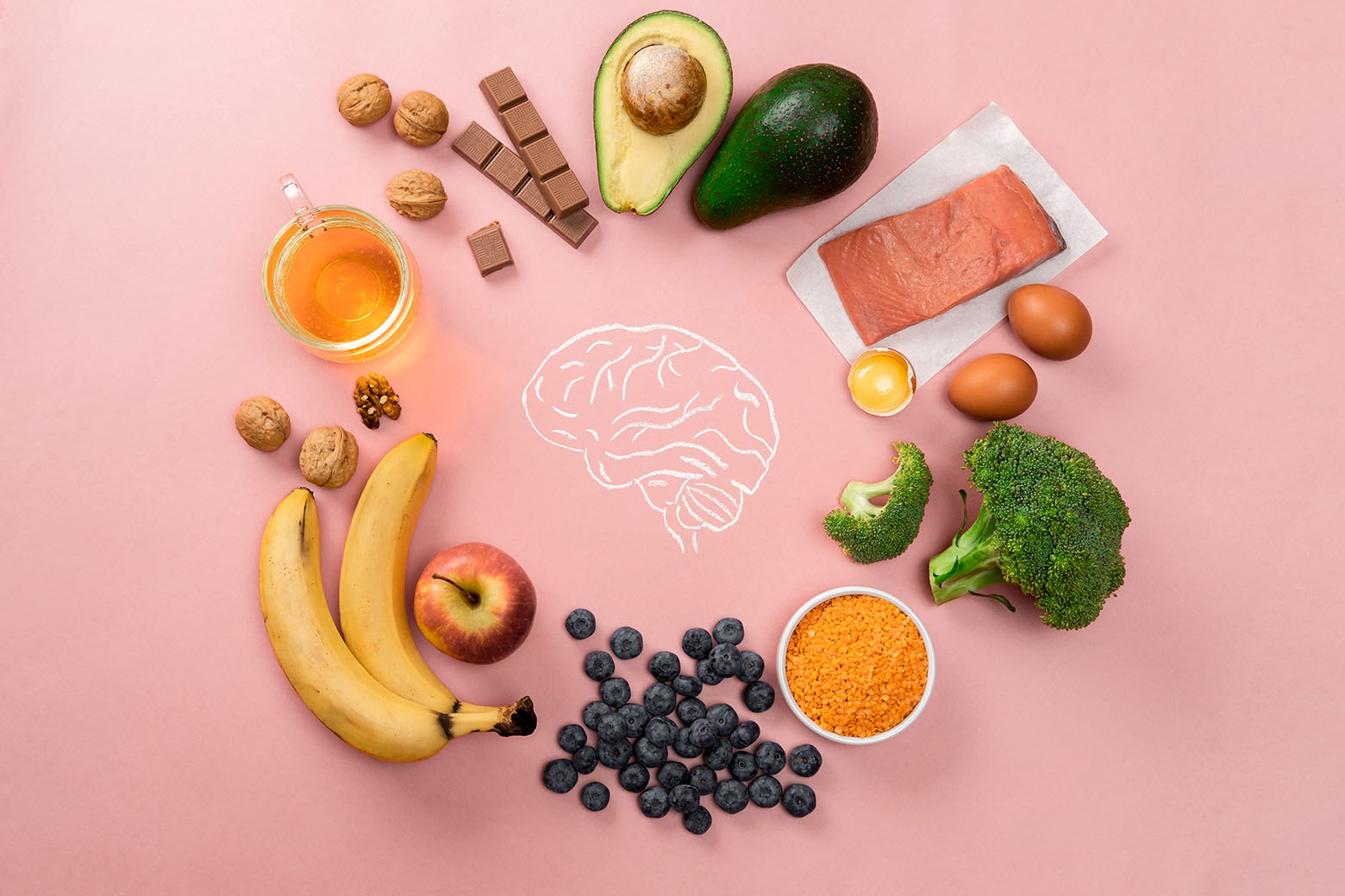 Aliments pour le cerveau devant fond rose - Brain foods on pink background