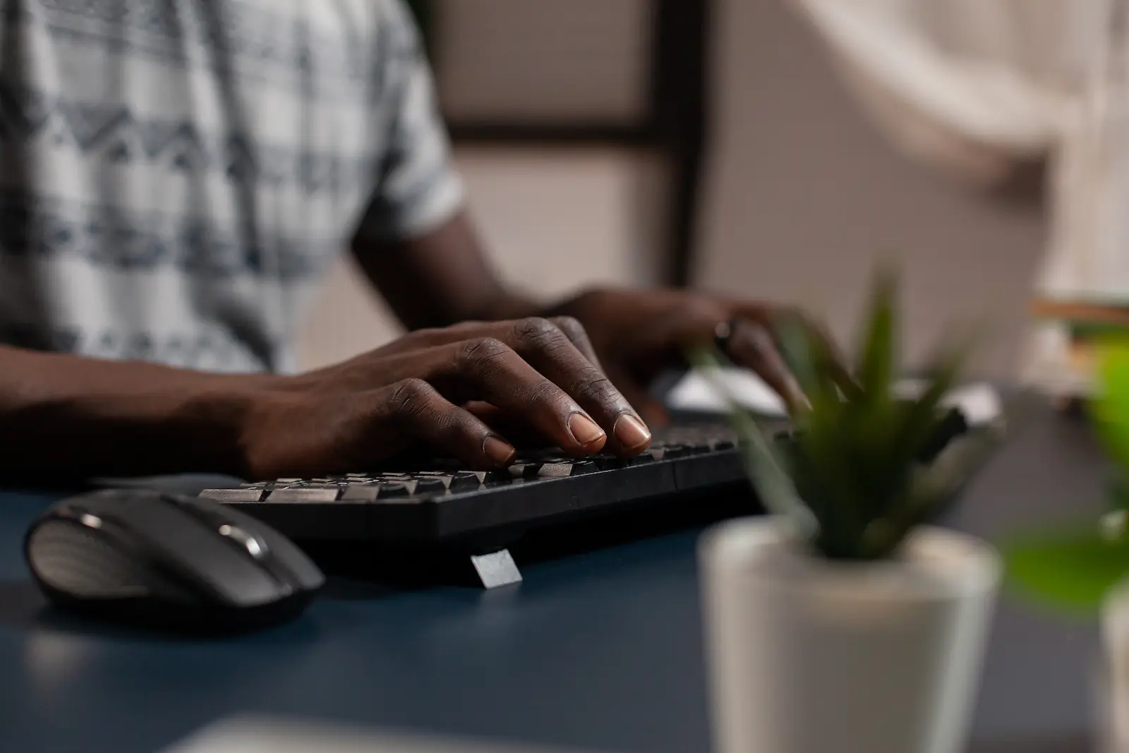 Personne tappant à l'ordinateur - Man typing on computer