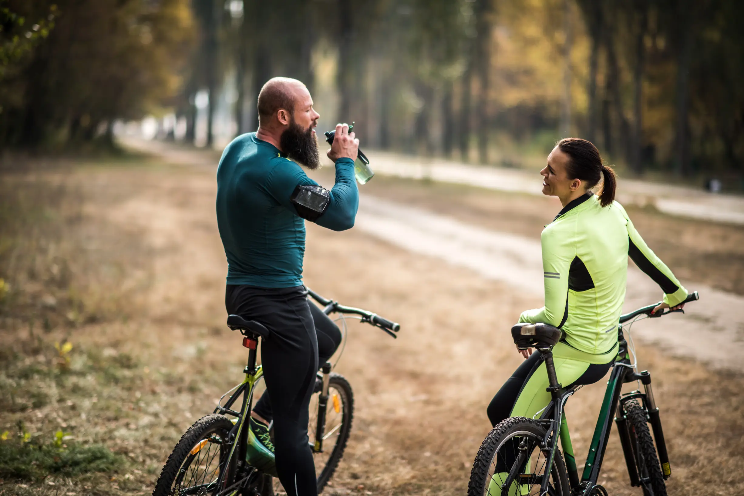 Couple de cyclistes qui mangent - Couple of cyclist eating a snack