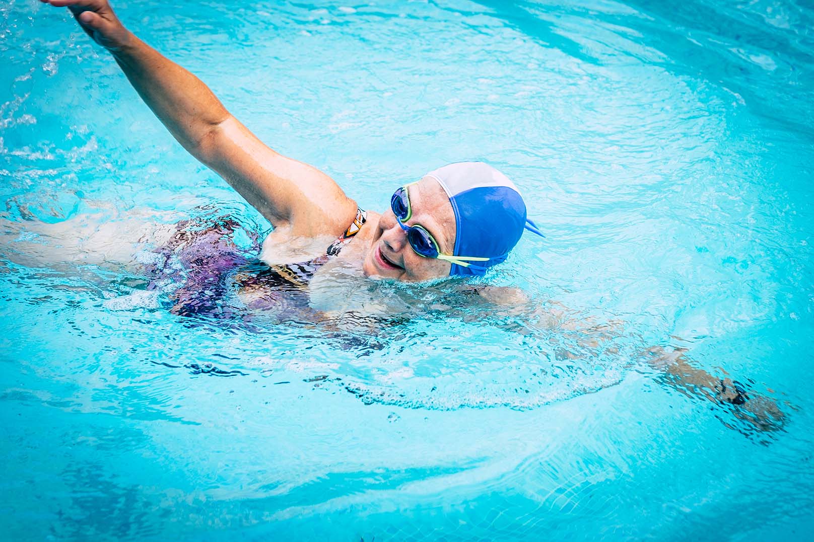Femme agée nageant dans une piscine - Elderly woman swimming in a pool