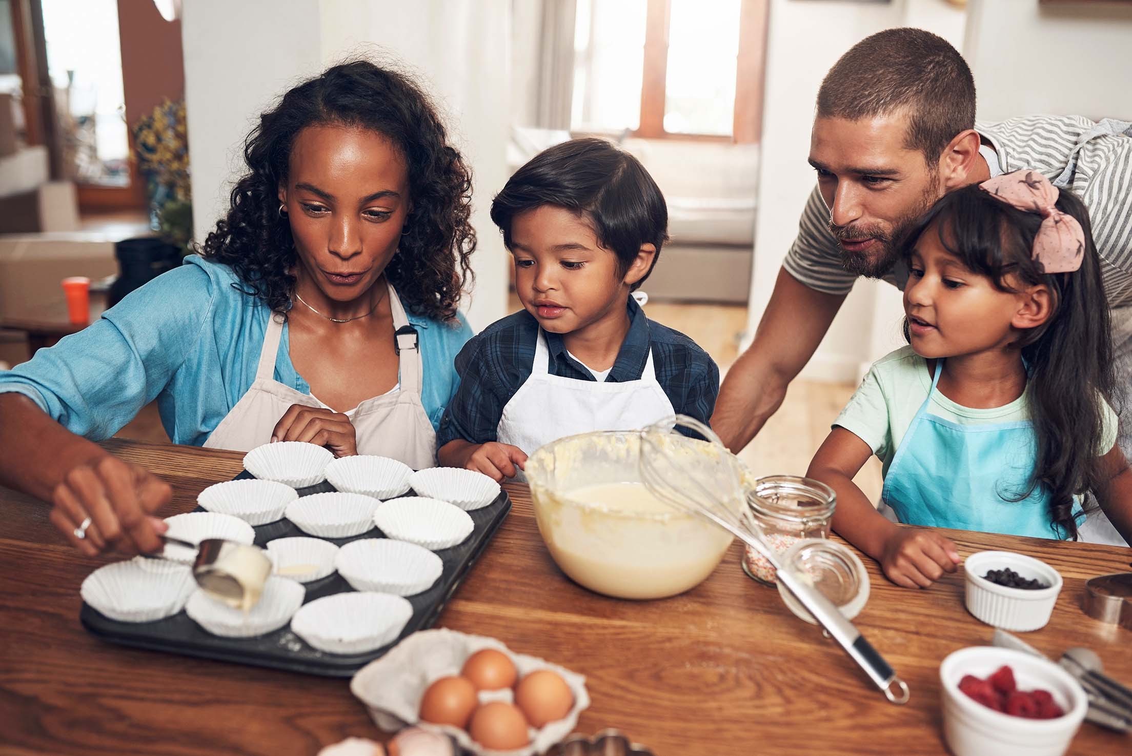 Famille cuisinant des pâtisseries - Family baking