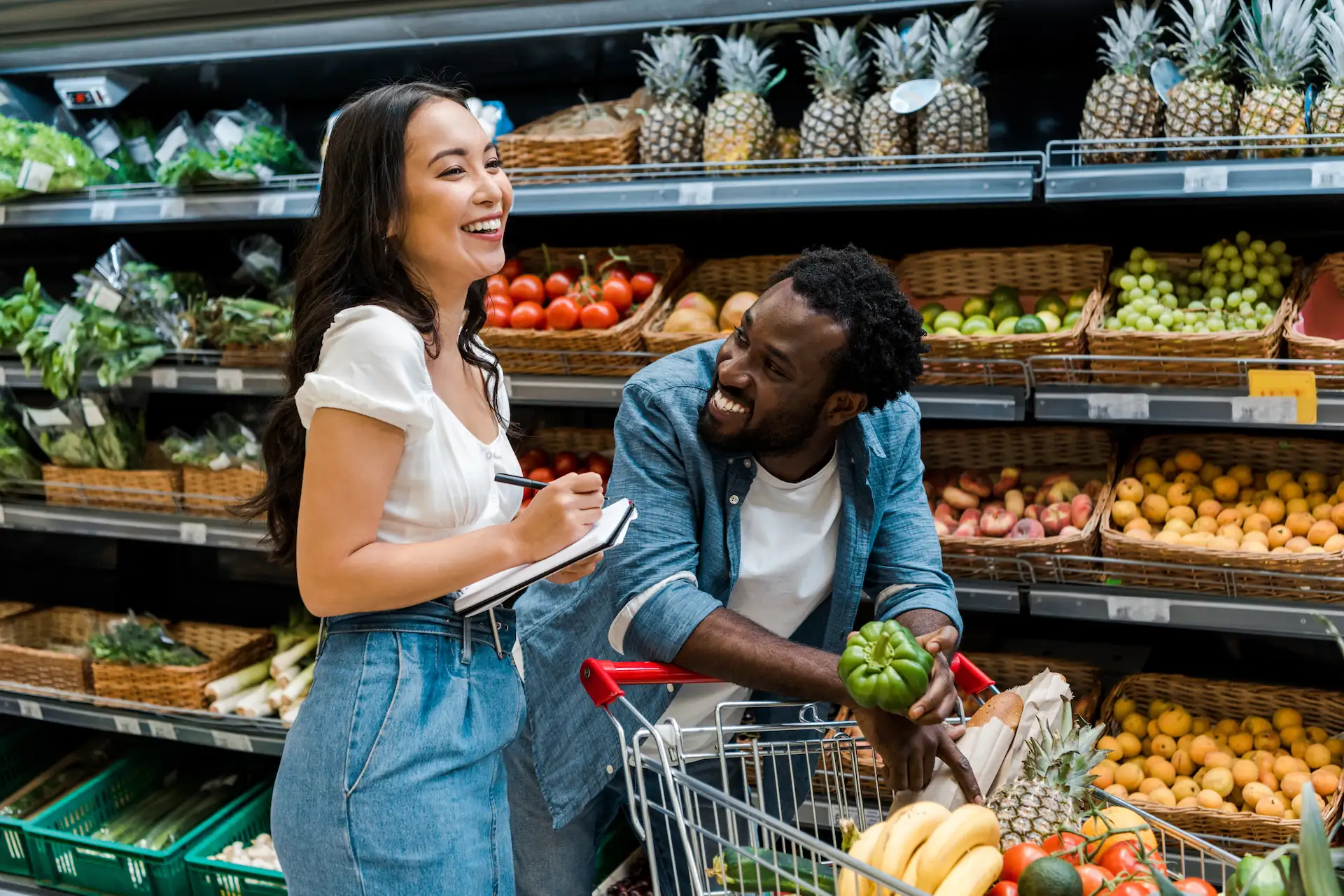 Couple at the grocery store - Couple à l'épicerie