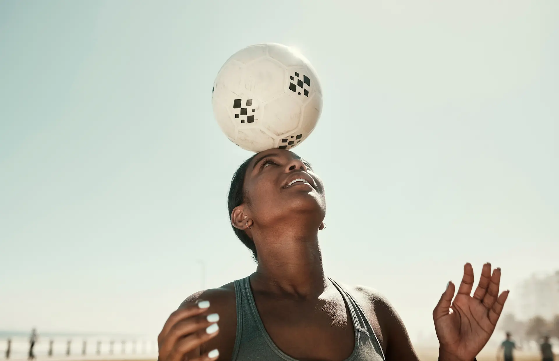 Femme avec ballon de soccer sur sa tête - Woman balancing a soccer ball on her head
