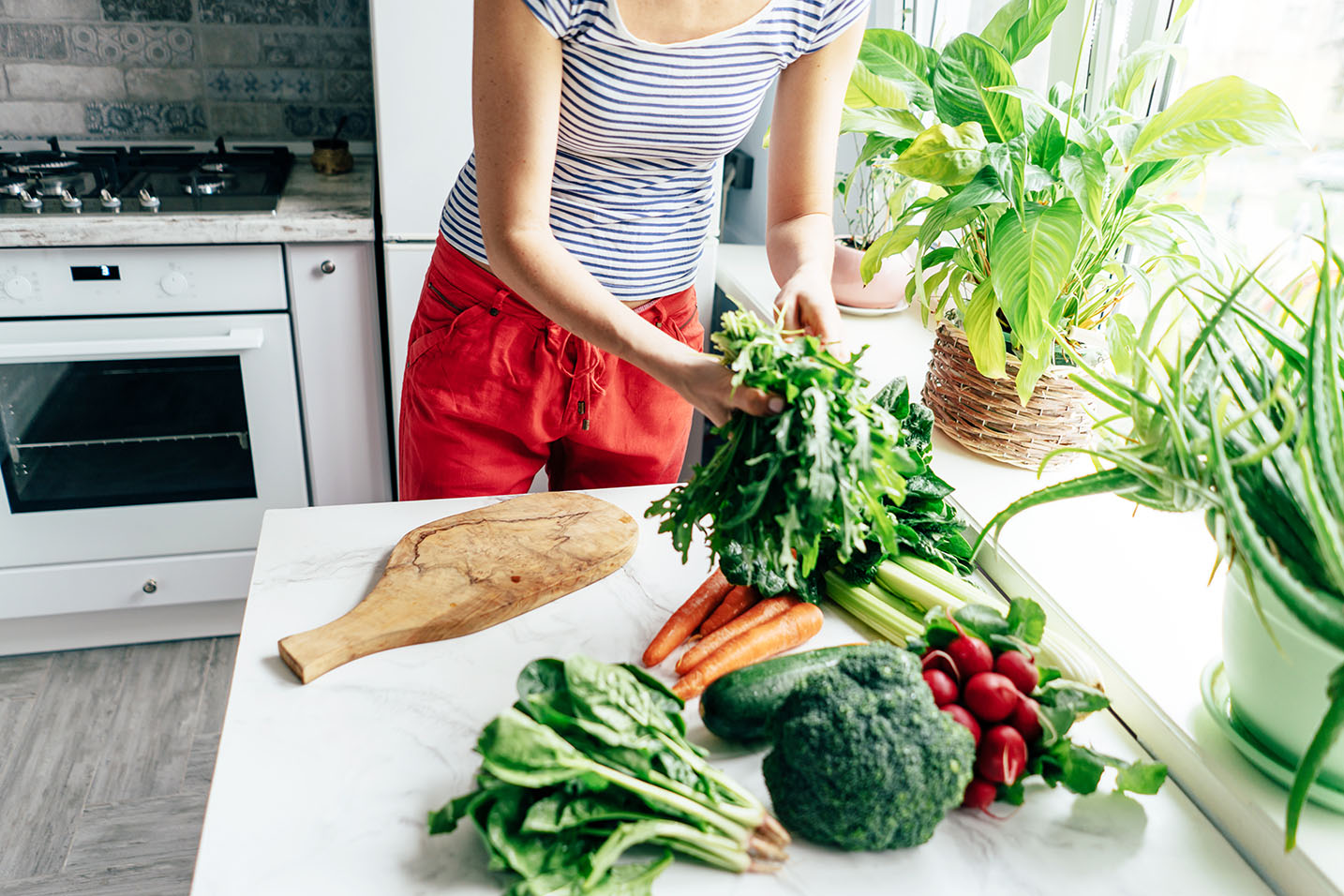 Femme avec légumes du jardin sur une table - Woman with garden vegetables on table