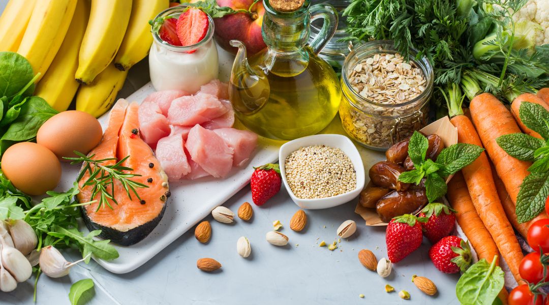 un assortiment d'aliments sains comprenant des fruits, des légumes, des noix et des œufs