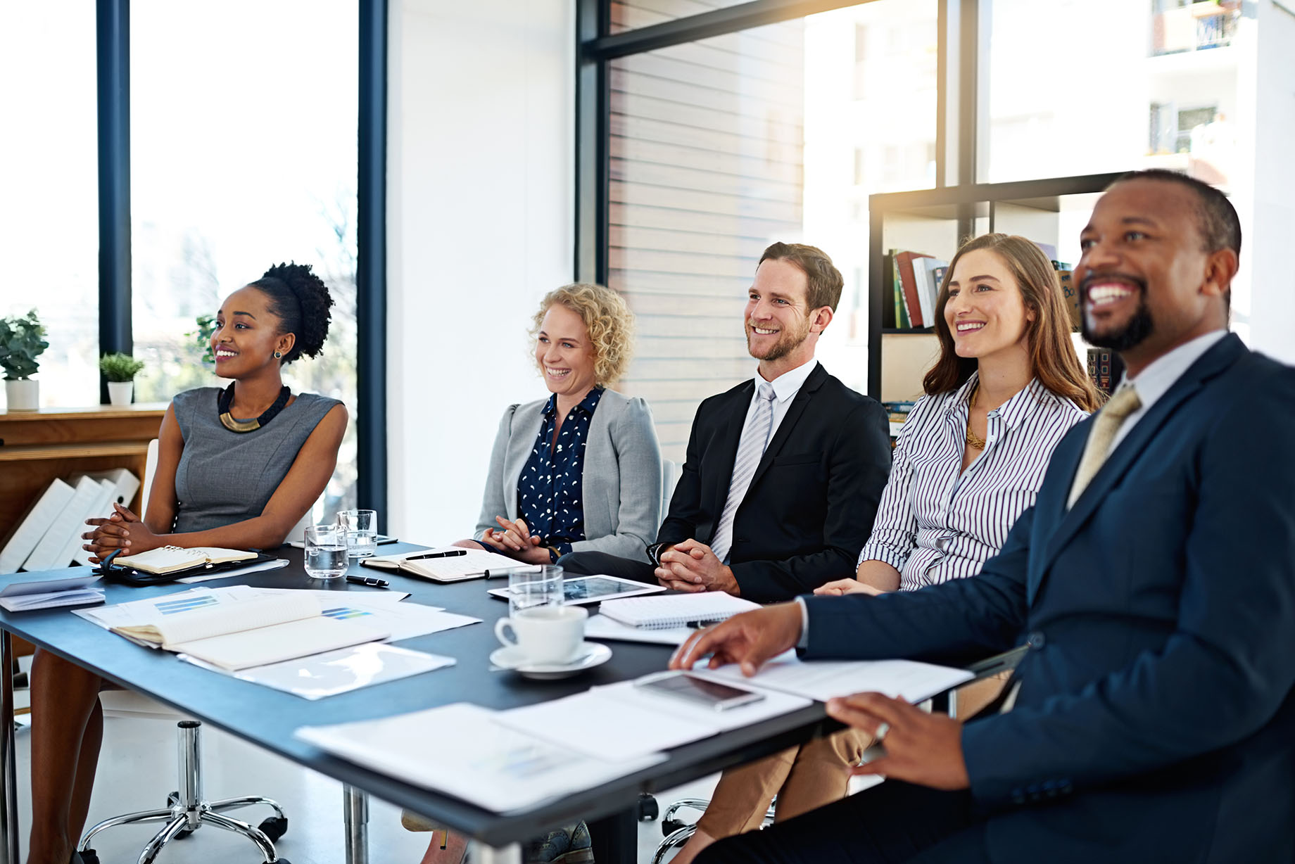 Groupe de professionnels souriants participant à une