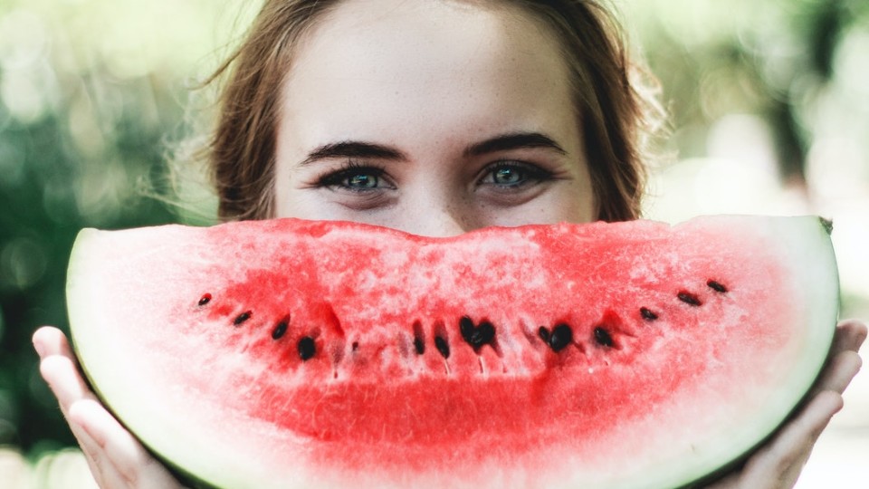 Melon d'eau qui remplace le sourire d'une femme