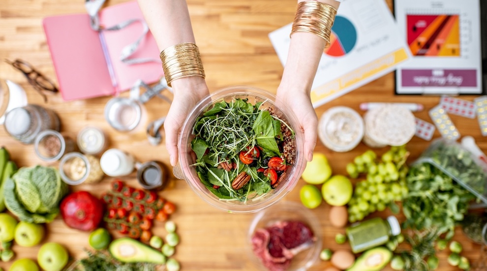 a person is holding a bowl of fresh vegetables and fruits nutritionist dietitian nutritionniste diététiste st-jean richelieu une personne tient un bol de légumes et de fruits frais