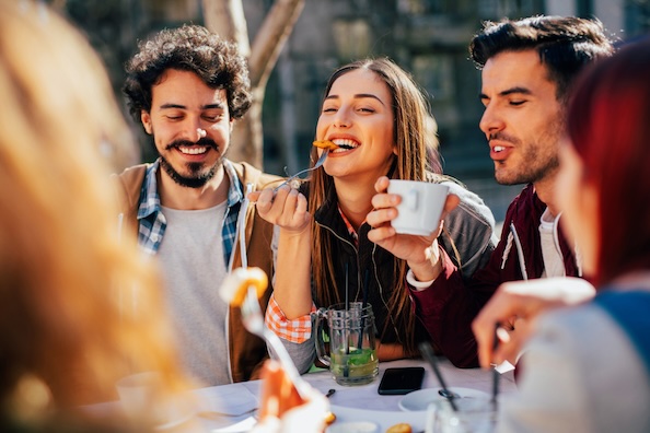 Amis qui mangent un repas