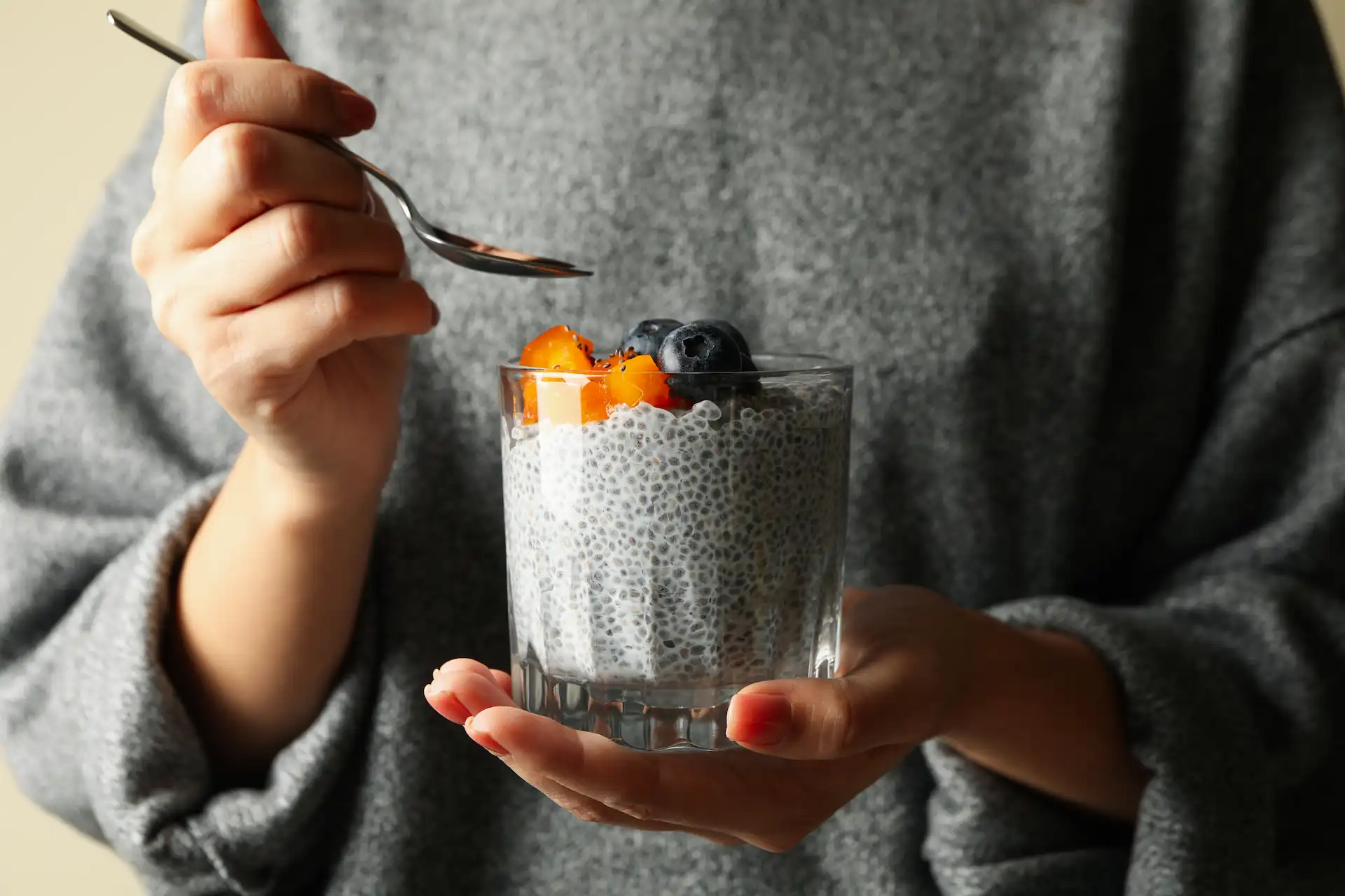 Femme tenant un pouding de chia - Woman holding a chia pudding