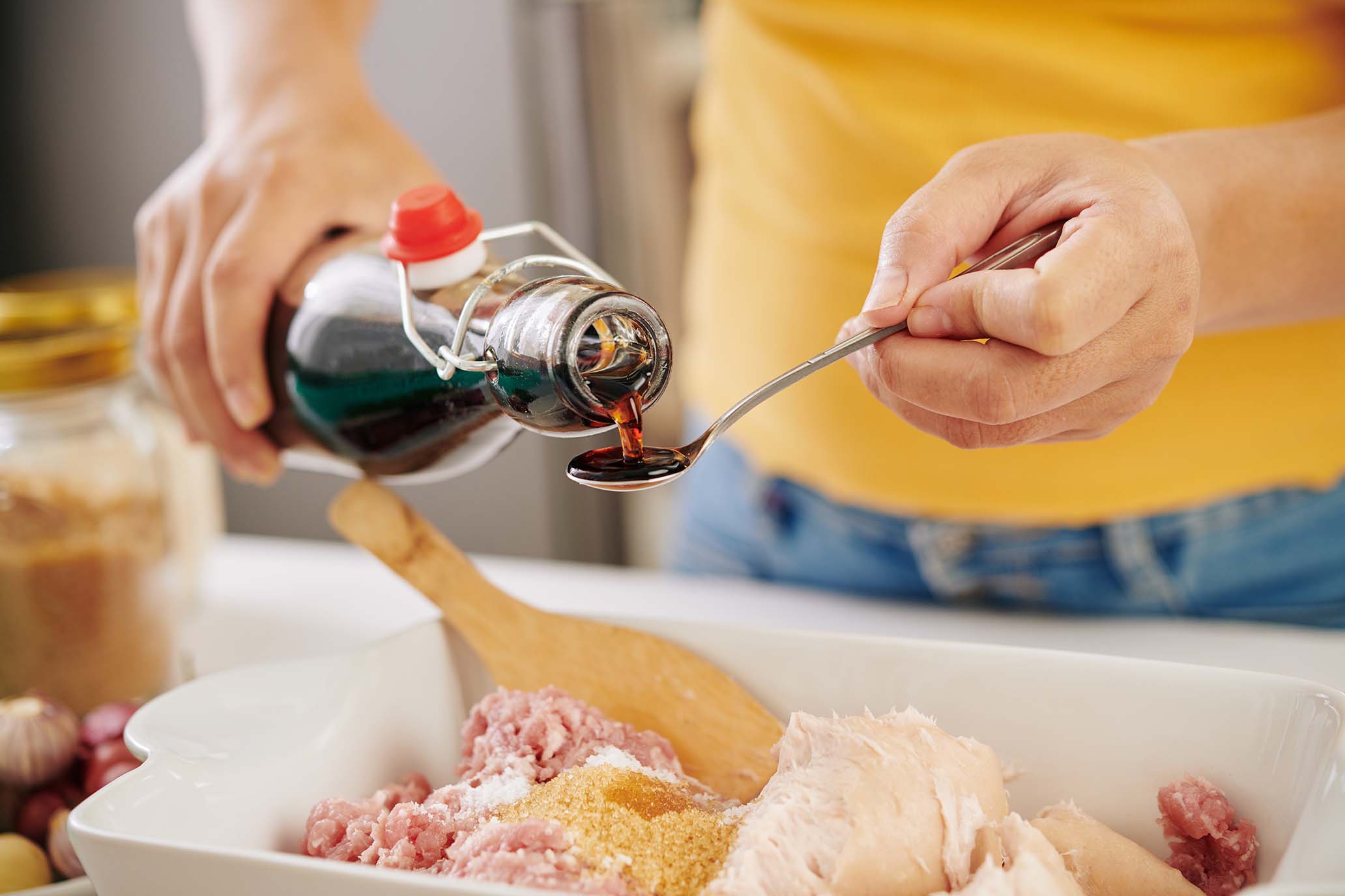 Personne préparant une marinade - Person preparing a marinade