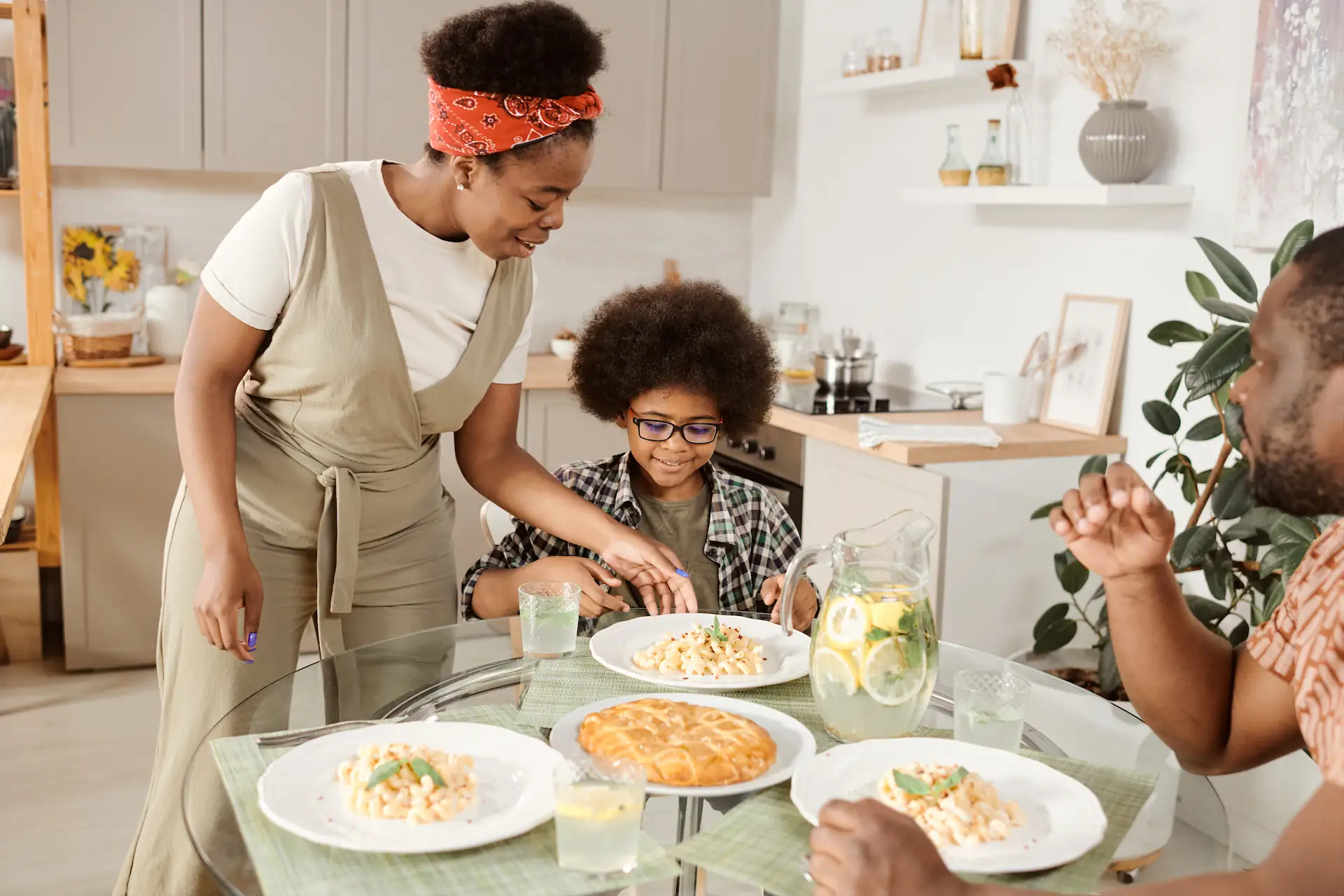 Famille souriante partageant un repas - Smiling family sharing a pasta meal