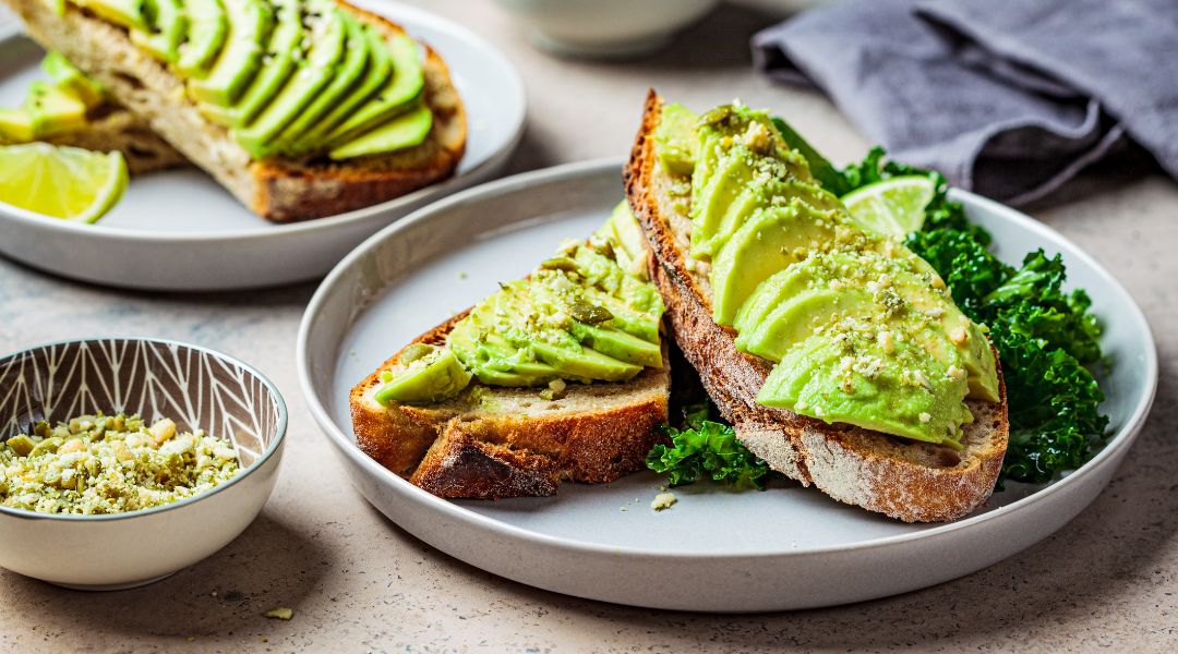 assiette avec une toast à l'avocat