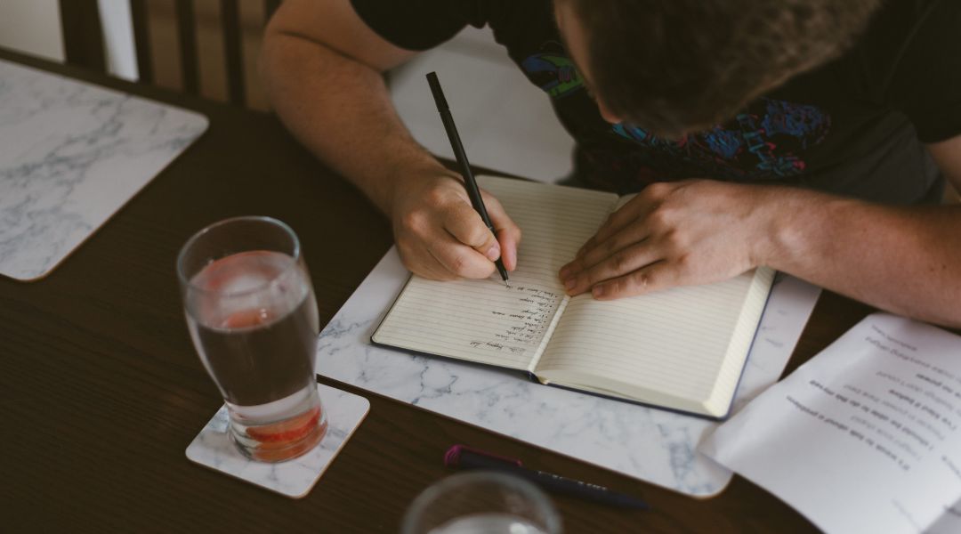 personne qui écrit dans un cahier