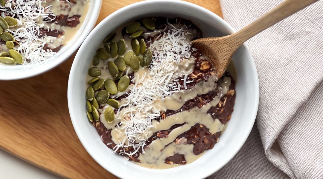 Gruau protéiné au chocolat, noix de coco et tahini