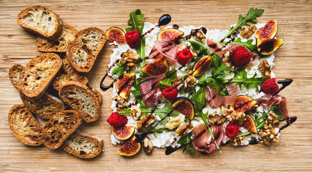 Butter board au fromage de chèvre et figues