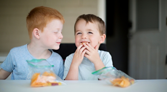 Enfants mangeant une collation